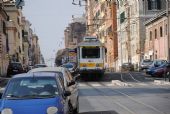 Řím: obstarožní souprava z roku 1926 přijíždí po úzkokolejné trati do Giardinetti ulicí Via Giolitti k bráně Porta Maggiore	4.3.2012	 © Lukáš Uhlíř