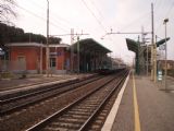 Řím: osobní vlak z Velletri na Termini, vedený elektrickou jednotkou řady ALe 940 Trenitalie, opouští zastávku Capannelle	4.3.2012	 © Jan Přikryl