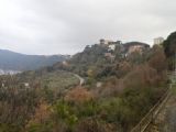 Celkový pohled na zástavbu Castel Gandolfa z vlaku nad břehy jezera Lago Albano	4.3.2012	 © Jan Přikryl