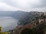 Pohled z terasy na okraji Castel Gandolfa na okolní zástavbu a svahy kolem jezera Lago Albano	4.3.2012	 © Jan Přikryl