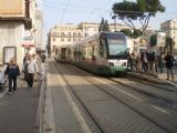 Řím: nízkopodlažnítramvaj typu Cityway Roma I zajíždí na obratové koleje konečné linky 8 Largo di Torre Argentina	5.3.2012	 © Jan Přikryl