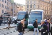 Řím: setkání obou verzí typu tramvají Cityway Roma na konečné linky 8 Largo di Torre Argentina	5.3.2012	 © Lukáš Uhlíř