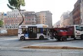 Řím: elektrobus Breda-Menarini opouští na lince 119 zastávku Largo di Torre Argentina	5.3.2012	 © Lukáš Uhlíř