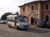 Minibus, zajišťující spojení od nádraží Sant Oreste do města, odjíždí od nádražní budovy	5.3.2012	 © Jan Přikryl