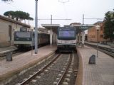 Viterbo: celkový pohled na nástupiště koncového nádraží dráhy z Říma- vlevo se stará souprava chystá k odjezdu, vpravo právě přijel vlak z Říma 	5.3.2012	 © Jan Přikryl