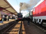 498.104 a T478.1201 (vpravo) na stanici v Leopoldove. © Boris Seitler