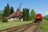 T 466.0253 v čele narodeninového vlaku pri budove zastávky, © Michal Cagáň