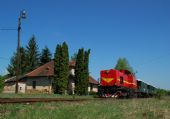 T 466.0253 v čele narodeninového vlaku pri budove zastávky, © Kamil Korecz