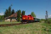 T 466.0253 v čele narodeninového vlaku pri budove zastávky, © Jakub Vyskočil