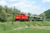 T 466.0253 s historickým vlakom prechádza okolo mechanickej predzvesti pri obci Dvorníky, © Igor Molnár