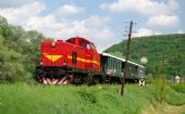 T 466.0253 s historickým vlakom prechádza okolo mechanickej predzvesti pri obci Dvorníky, © Jakub Vyskočil
