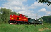 T 466.0253 s historickým vlakom prechádza okolo mechanickej predzvesti pri obci Dvorníky, © Kamil Korecz