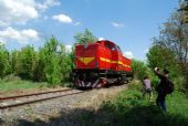 T 466.0253 obieha súpravu historického vlaku, počas obiehania zachádza aj ny výťažnú koľaj - bývalú trať do Maďarska, © Kamil Korecz