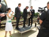 24.05.2012 - ZC VUZ Velim: švýcarští hosté předávají Leoši Novotnému kravský zvonec pro štěstí © Karel Furiš