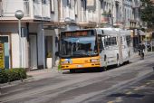 Rimini: kloubový autobus značky Iveco projíždí Via Dante Alighieri na příměstské lince 124 do Morciana	7.3.2012	 © Lukáš Uhlíř