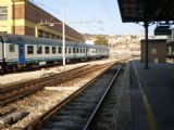 Porovnání dálkových osobních vozů typu MDVE (vpředu) a MDVC (vzadu) ve stanici Ancona Centrale	7.3.2012	 © Jan Přikryl