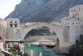 Mostar: Starý most z přilehlé uličky Kujindžiluk na levém břehu Neretvy	8.3.2012	 © Lukáš Uhlíř