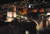 Mostar: pohled na večerní centrum města z terasy hotelu Villa Anri	8.3.2012	 © Lukáš Uhlíř