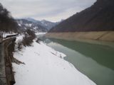 Vypuštěné a zasněžené koryto přehradní nádrže Jablaničko jezero, pohled od zastávky Ostrožac směrem k západu	9.3.2012	 © Jan Přikryl