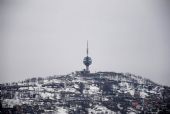 Sarajevo: televizní věž na vrcholu kopce Hum z vyhlídkové plošiny mrakodrapu Avaz	9.3.2012	 © Lukáš Uhlíř