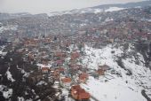 Sarajevo: pohled z vyhlídkové plošiny mrakodrapu Avaz na drobnou zástavbu čtvrti Bakarevac nad nádražím	9.3.2012	 © Lukáš Uhlíř