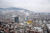 Sarajevo: zástavba mezi nádražím a centrem se žlutým hotelem Holliday Inn, který se proslavil v době bosenské války	9.3.2012	 © Lukáš Uhlíř
