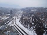 Sarajevo: pohled z mrakodrapu Avaz na trať směr Alipašin most ukazuje, že jen pravá část kolejiště nádraží se v provozu moc nevyužívá	9.3.2012	 © Jan Přikryl