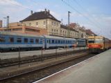 Monumentální, leč zašlá výpravní budova stanice Pécs z dílny Ference Pfaffa, před ní stojí souprava IC Baranya z Budapešti	10.3.2012	 © Jan Přikryl