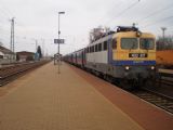 Rekonstruovaná lokomotiva řady 432.317 MÁV-TR stojí se ''zonálním'' vlakem z Budapešti do Ceglédu ve stanici Monor	11.3.2012	 © Jan Přikryl