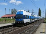 24.05.2012 - Cerhenice: 471.063-8/971.063-3 + 471.011-7/971.011-2 přijíždí jako Os 9330 Kolín - Praha Masarykovo n. © PhDr. Zbyněk Zlinský