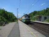 24.05.2012 - Cerhenice: 130.038-3 s kontejnerovým vlakem uhání směrem ke Kolínu © PhDr. Zbyněk Zlinský