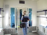 28.06.2012 - ZC VUZ Velim: Zbyněk přemlouvá dveře v přepážkách 844.001-8, aby zůstaly otevřené © Karel Furiš