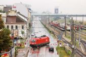 1116.028 vjíždí přes přejezd do stanice Wien Donaukaibahnhof, 10.06.2012 © Lukáš Hučko