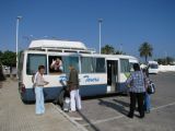 01.06.2012 - Aéroport de Monastir: osobitý způsob nakládání zavazadel do minibusu s pomocí dřevěné ochranné lišty do okna © PhDr. Zbyněk Zlinský