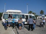 01.06.2012 - Aéroport de Monastir: osobitý způsob nakládání zavazadel do minibusu s pomocí dřevěné ochranné lišty do okna © PhDr. Zbyněk Zlinský