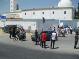 15.06.2012 - Hammamet: demonstrace v okolí mešity El Ehcene po páteční motlitbě (foto z autobusu) © PhDr. Zbyněk Zlinský