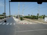 15.06.2012 - Aéroport de Monastir: k přejezdu u letiště se blíží jednotka řady YZ-E jako vlak z Monastiru do Sousse (foto z autobusu) © PhDr. Zbyněk Zlinský