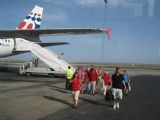 15.06.2012 - Aéroport de Monastir: cestující letu HCC 6995 opouštějí letoun A320-214 OK-HCA (foto z autobusu) © PhDr. Zbyněk Zlinský