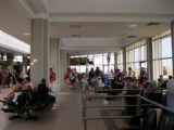 15.06.2012 - Aéroport de Monastir: cestující letu HCC 6995 čekají v odletové hale, až bude letoun desinfikován © PhDr. Zbyněk Zlinský