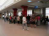 15.06.2012 - Aéroport de Monastir: kapitán letu HCC 6995 vysvětluje cestujícím situaci © PhDr. Zbyněk Zlinský