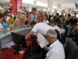 15.06.2012 - Aéroport de Monastir: kapitán letu HCC 6995 vysvětluje cestujícím situaci © PhDr. Zbyněk Zlinský