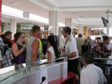 15.06.2012 - Aéroport de Monastir: kapitán letu HCC 6995 vysvětluje cestujícím situaci © PhDr. Zbyněk Zlinský