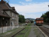 11.07.2011 - Velká nad Veličkou: 811 008-2 a přestup cestujících směr Vrbovce © Stanislav Plachý