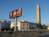 06.06.2012 - Nabeul: Koránu nepříliš odpovídající reklama na pozadí mešity El Kawnia z Avenue Jdedida Magherbia © PhDr. Zbyněk Zlinský