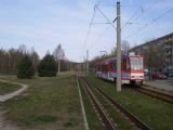 Cottbus/Chośebuz: tramvaj typu KTNF6 stojí na konečné Neu Schmellwitz, v pozadí manipulační trať do vozovny	. 19.4.2012 © 	Jan Přikryl