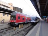 Tradiční setkání na kusích kolejích stanice Stralsund Hbf: řídící vůz patrové soupravy pojede do Elsterwerdy, Talent do Neustrelitz	. 19.4.2012 © 	Jiří Mazal