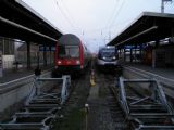 Tradiční setkání na kusích kolejích stanice Stralsund Hbf: řídící vůz patrové soupravy pojede do Elsterwerdy, Talent do Neustrelitz	. 19.4.2012 © 	Aleš Svoboda