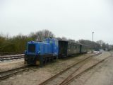 Putbus: Odstavená motorová lokomotiva řady 199.008 PRE s rekonstruovanými osobními vozy saské konstrukce na göhrenském zhlaví	. 20.4.2012 © 	Tomáš Kraus