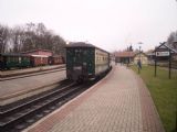 Putbus: osiřelá souprava osobního vlaku stojí u úzkokolejného nástupiště- vlevo patrné historické vozy	. 20.4.2012 © 	Jan Přikryl