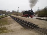 Putbus: parní lokomotiva řady 99.1782 PRE najíždí na göhrenském zhlaví na osobní vlak	. 20.4.2012 © 	Jan Přikryl